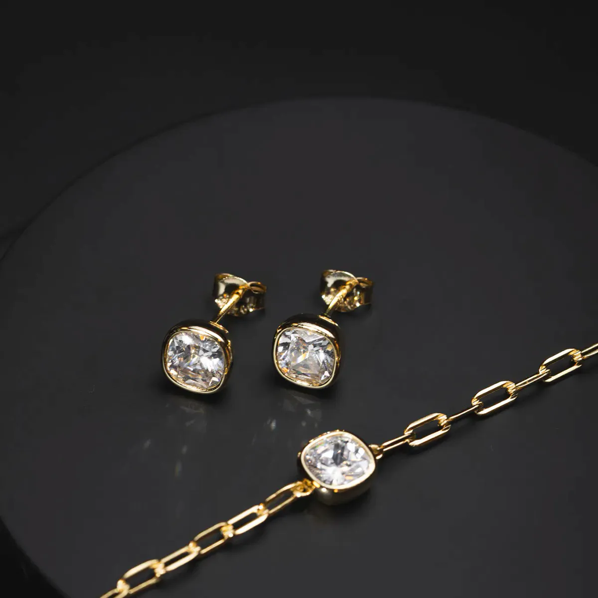 Nora Mørk ørepynt i forgylt sølv med hvit sten