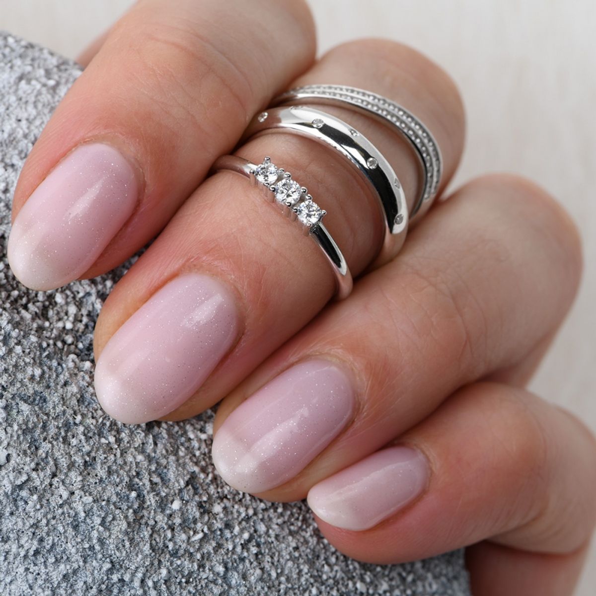 Ring i hvitt gull (585) med cubic zirkonia stener. 