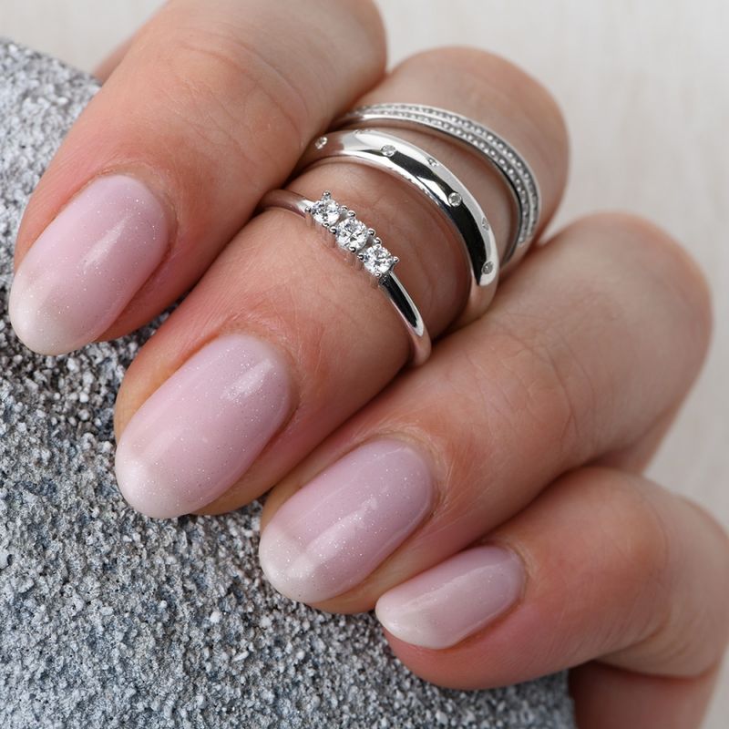 Ring i hvitt gull (585) med cubic zirkonia stener. 