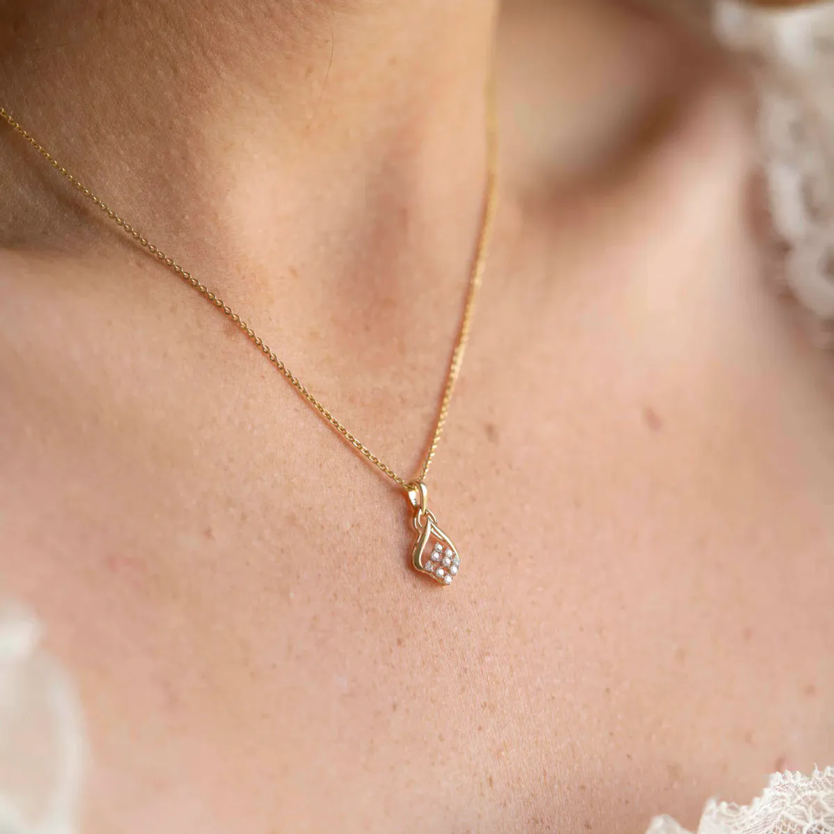 Anheng i gull med diamanter 0,08 ct