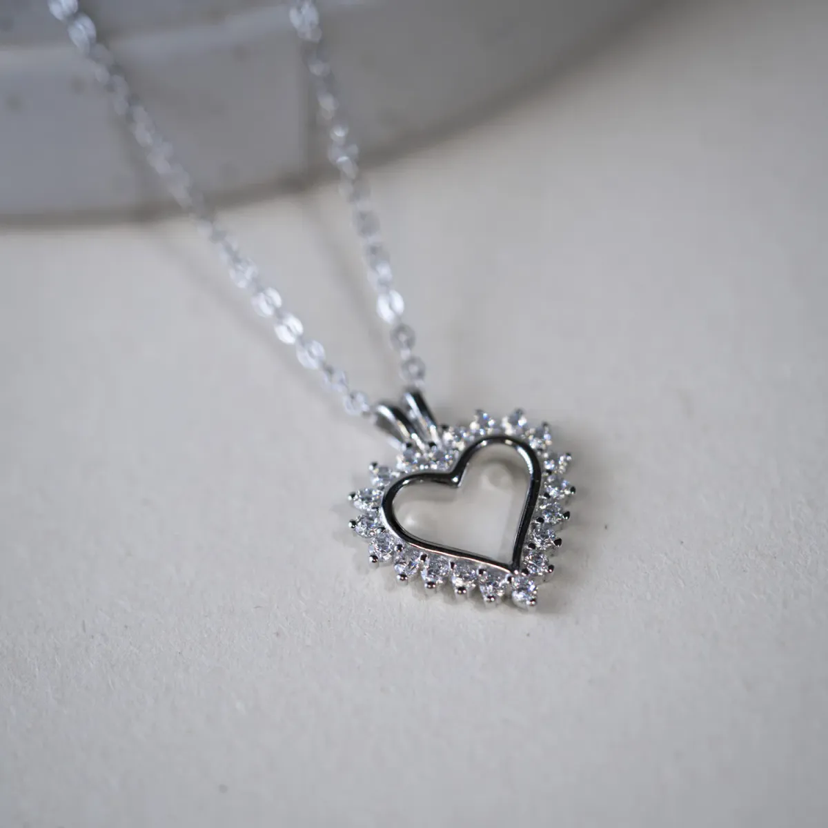 Smykke i sølv med zirkonia hjerte