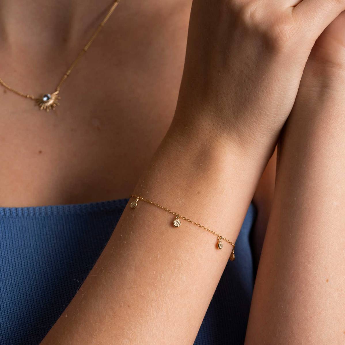 Mellow armbånd med charms