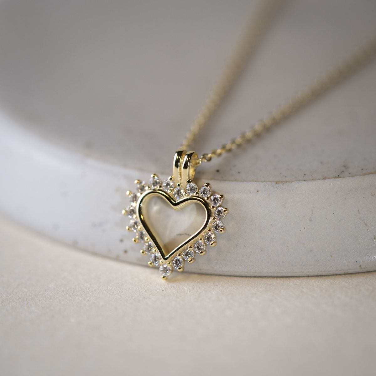 Smykke i forgylt sølv med zirkonia hjerte