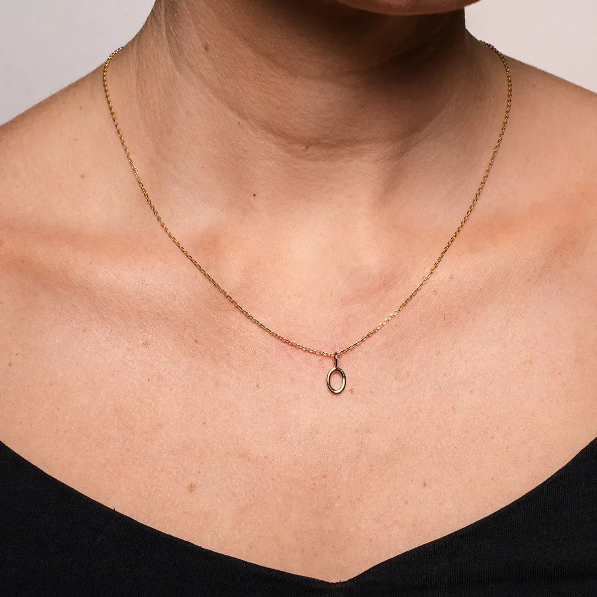 Bokstav smykke i forgylt sølv O