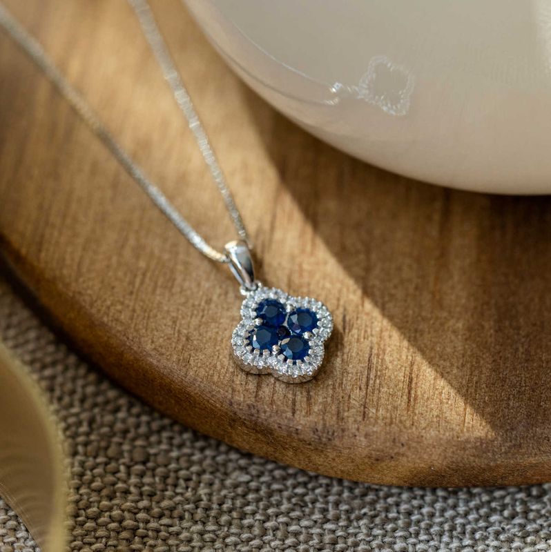 Anheng i hvittgull med safir og diamant