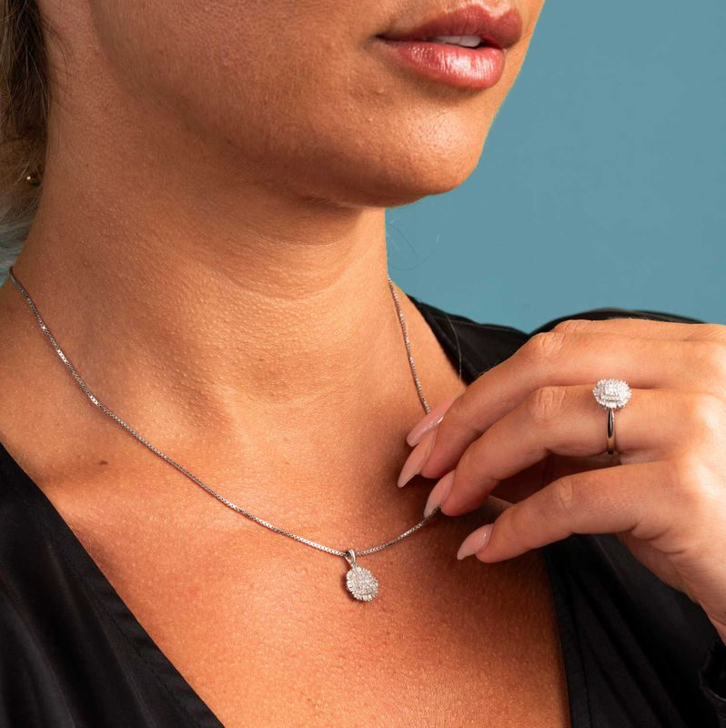 Anheng i hvitt gull med diamanter