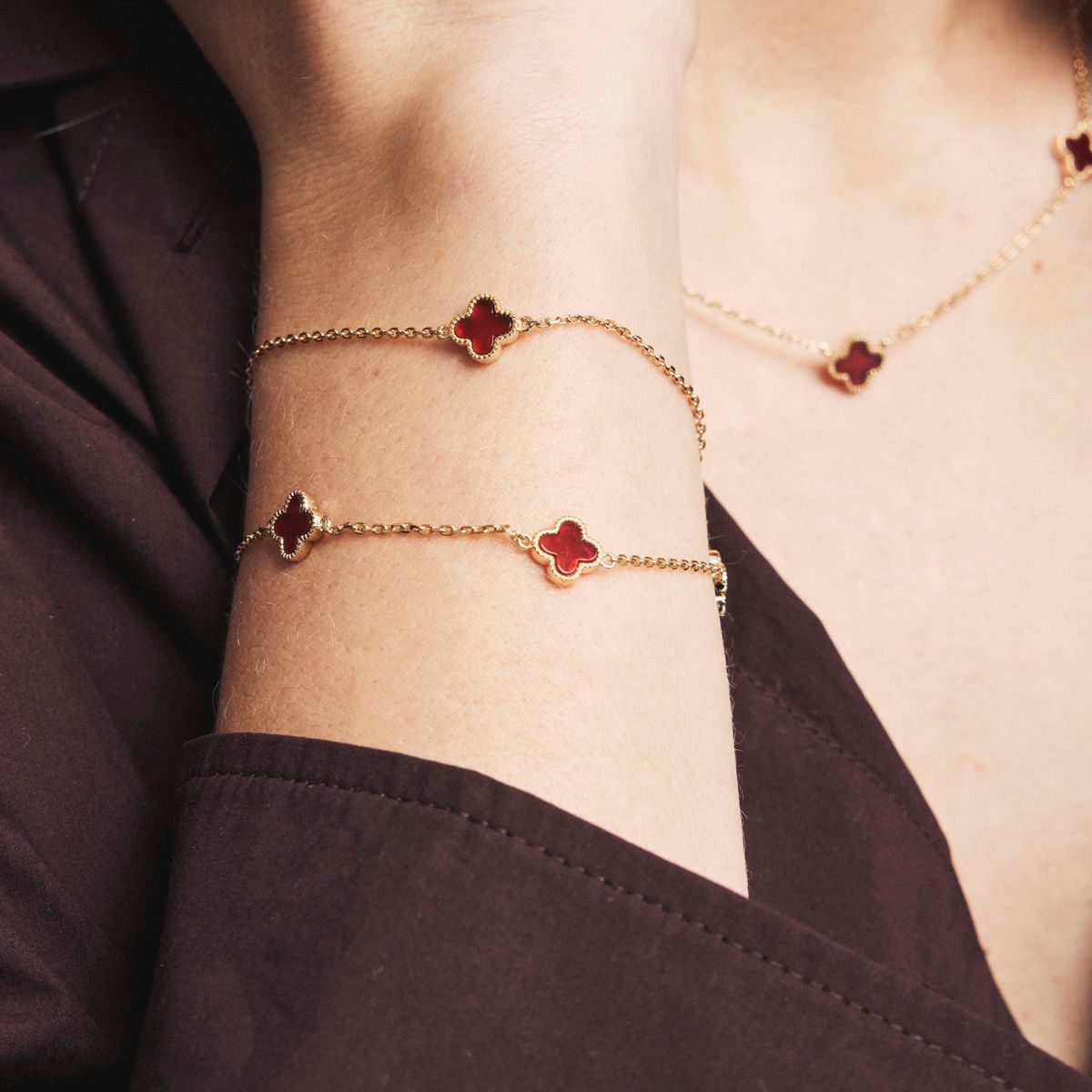Armbånd i forgylt sølv med dyp rød kløver
